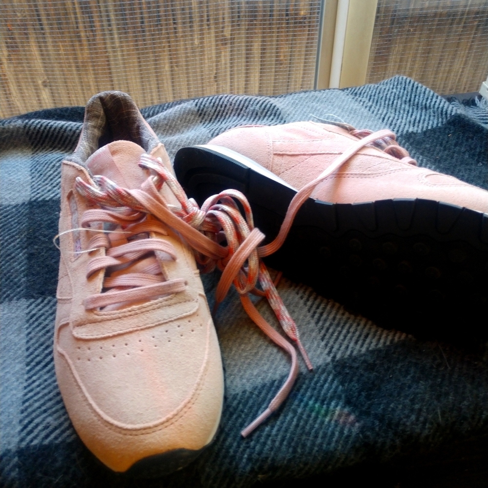 Casual tennis/athletic shoes